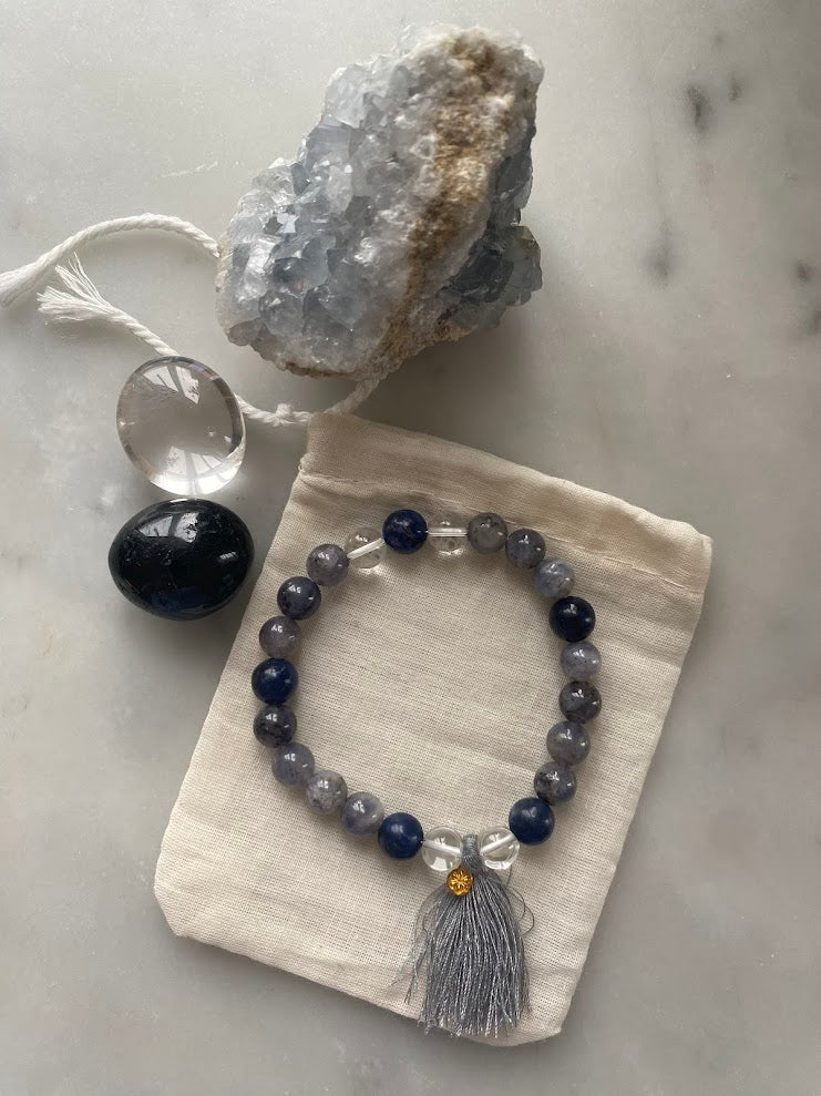 Find your path - Armband av iolit, bergskristall och sodalit