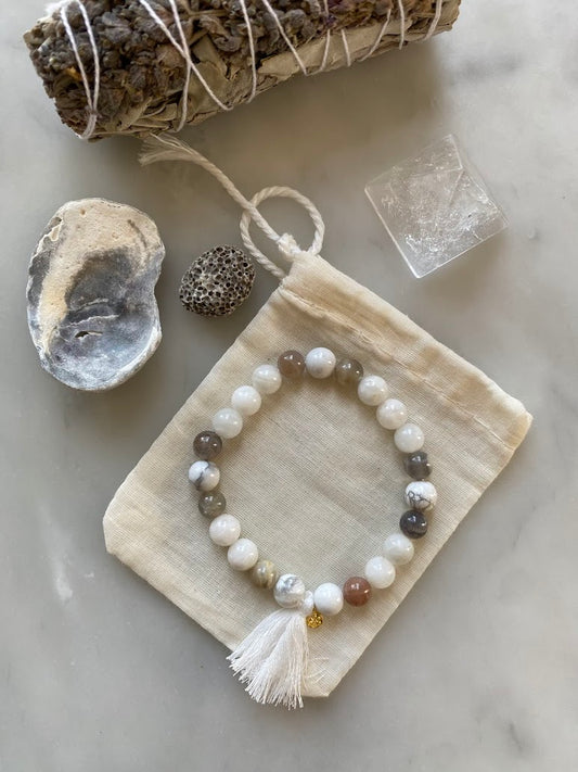 Mind the Moon - Armband av två sorters månsten och howlit